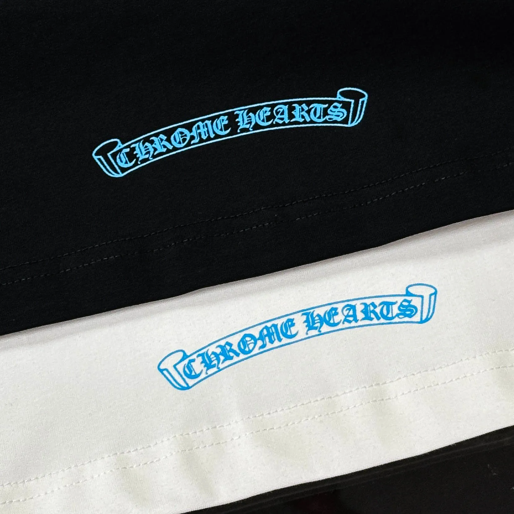 P170 Chrome Hearts 25 high-end versions. The fabric is made of 300 grams of high-density pure cotton. It does not deform or shrink. It has three labels. It is the same style for men and women. Technology: suede foaming + digital printing. Color: white, black. SIZE: S-XL.